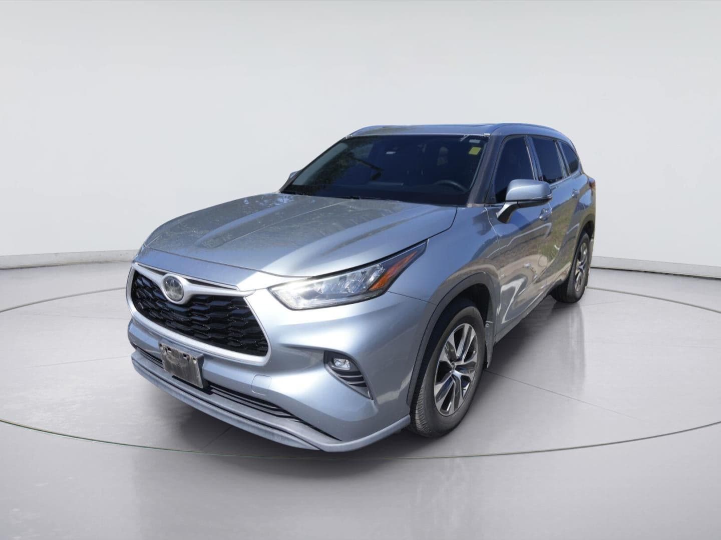 2020 Toyota Highlander XLE — photo 1 of 3