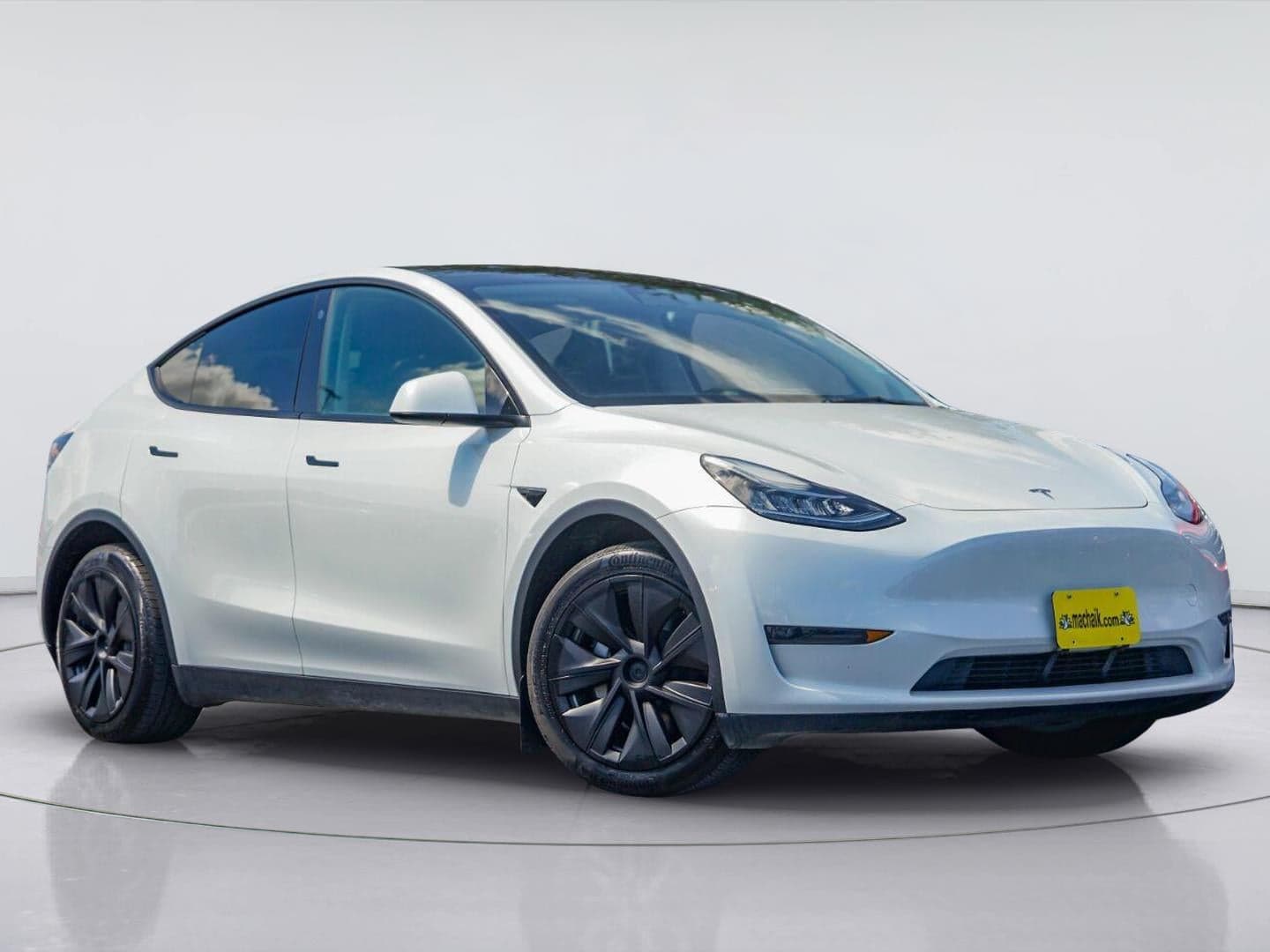 2023 Tesla Model Y Long Range — photo 1 of 32