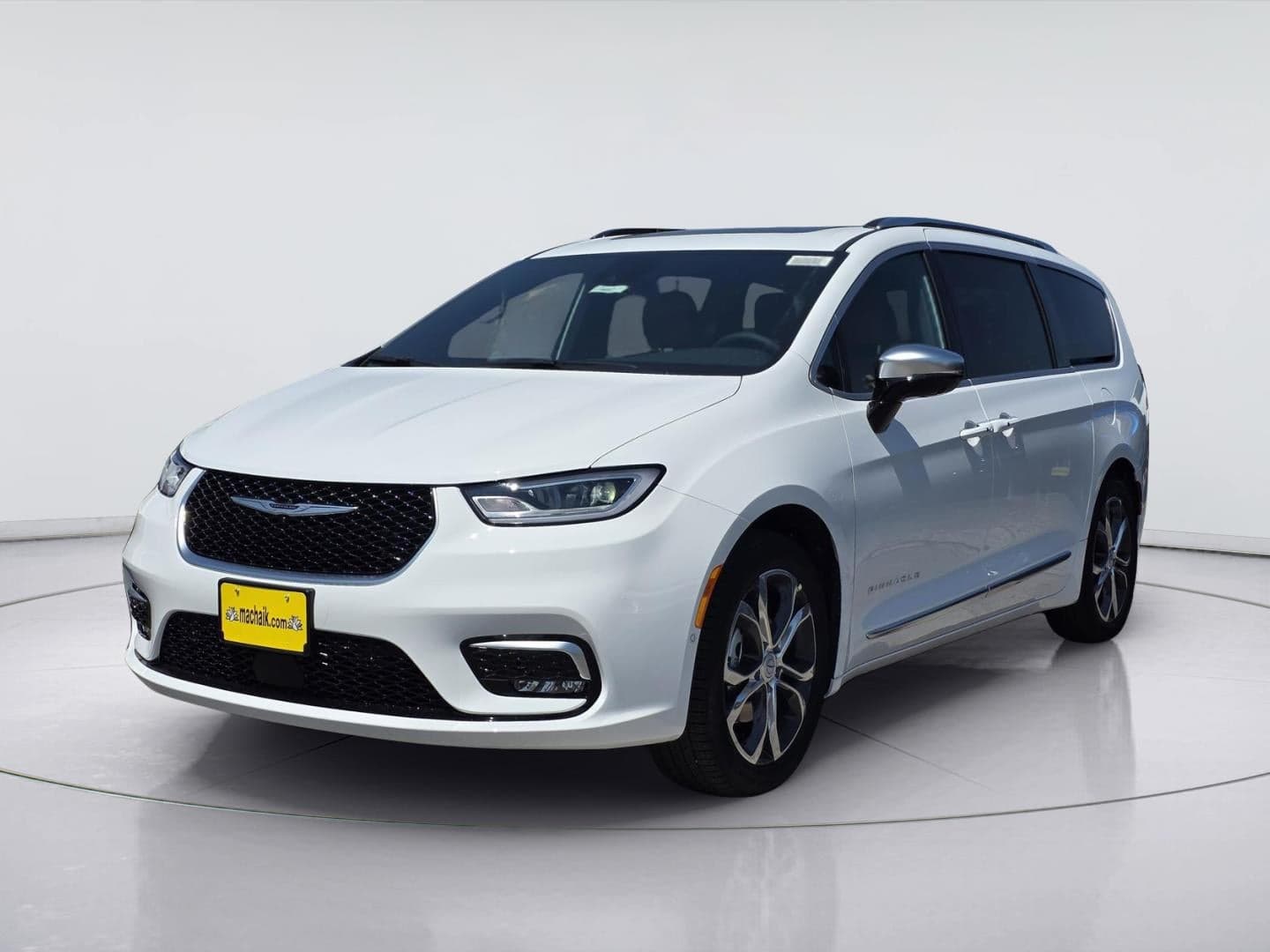 2026 Chrysler Pacifica Pinnacle — photo 1 of 33