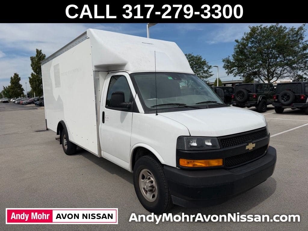 2022 Chevrolet Express Commercial Cutaway Base — photo 1 of 10