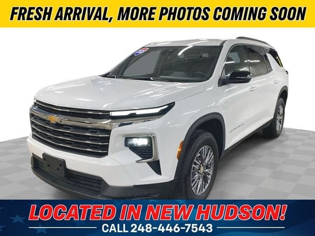 2025 Chevrolet Traverse Base — photo 1 of 45