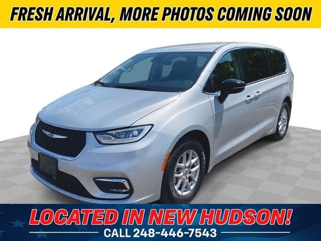 2024 Chrysler Pacifica Touring L — photo 1 of 5