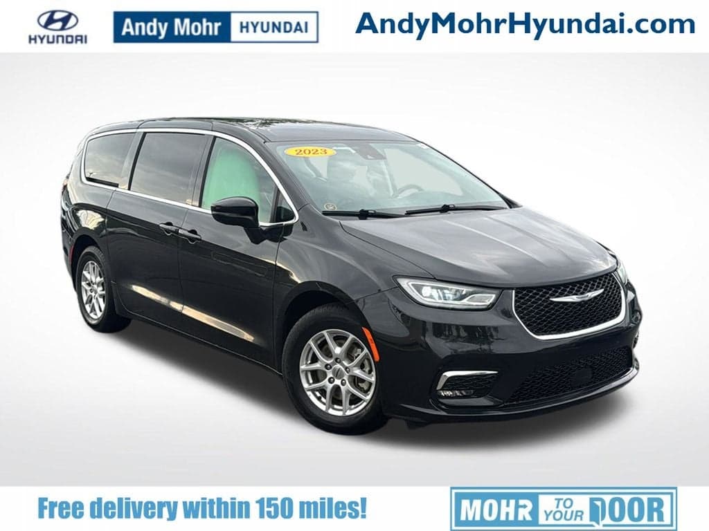 2023 Chrysler Pacifica Touring L — photo 1 of 43