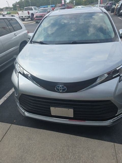 2022 Toyota Sienna LE — photo 1 of 5