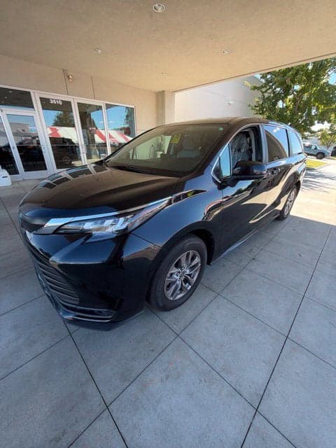 2024 Toyota Sienna LE — photo 1 of 5