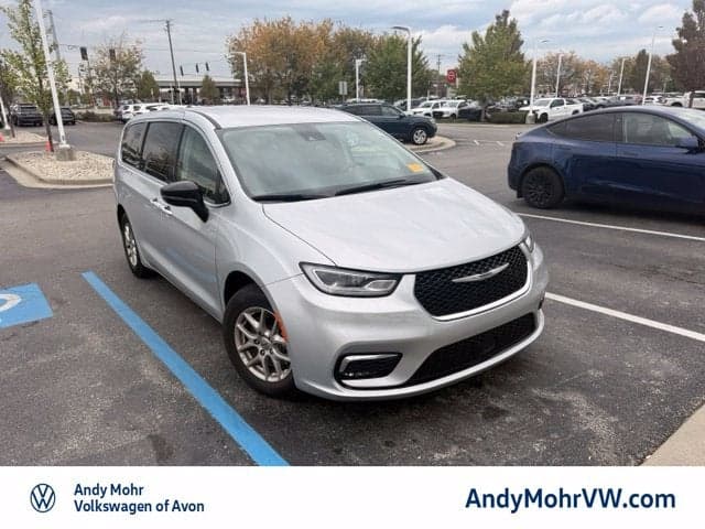 2024 Chrysler Pacifica Touring L — photo 1 of 5