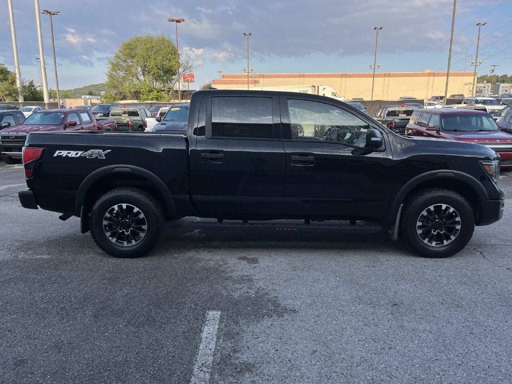 2023 Nissan Titan PRO-4X — photo 1 of 5
