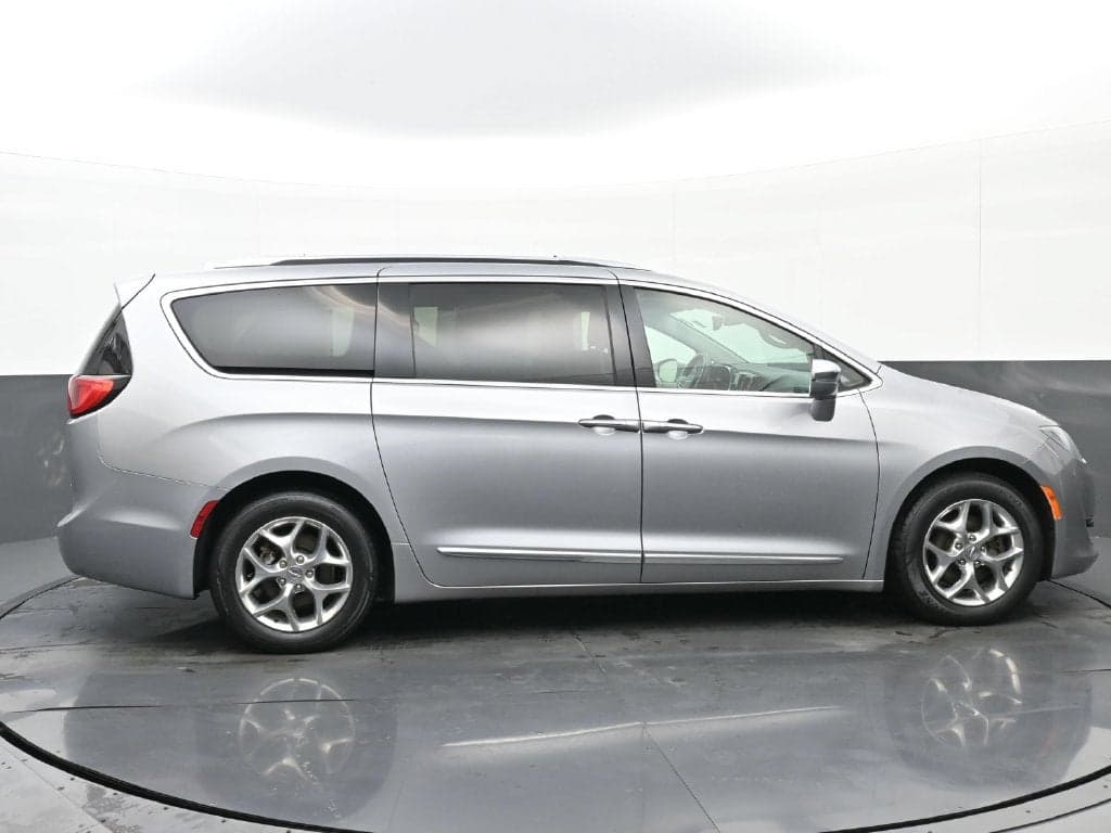 2018 Chrysler Pacifica Limited — photo 1 of 5