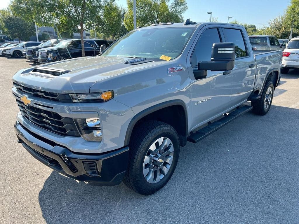 2025 Chevrolet Silverado 2500HD Custom — photo 1 of 18