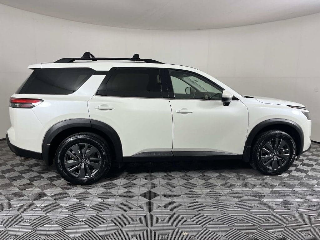 2023 Nissan Pathfinder SV — photo 1 of 5