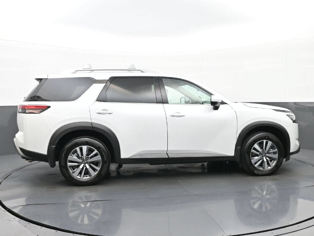 2025 Nissan Pathfinder SL — photo 1 of 5