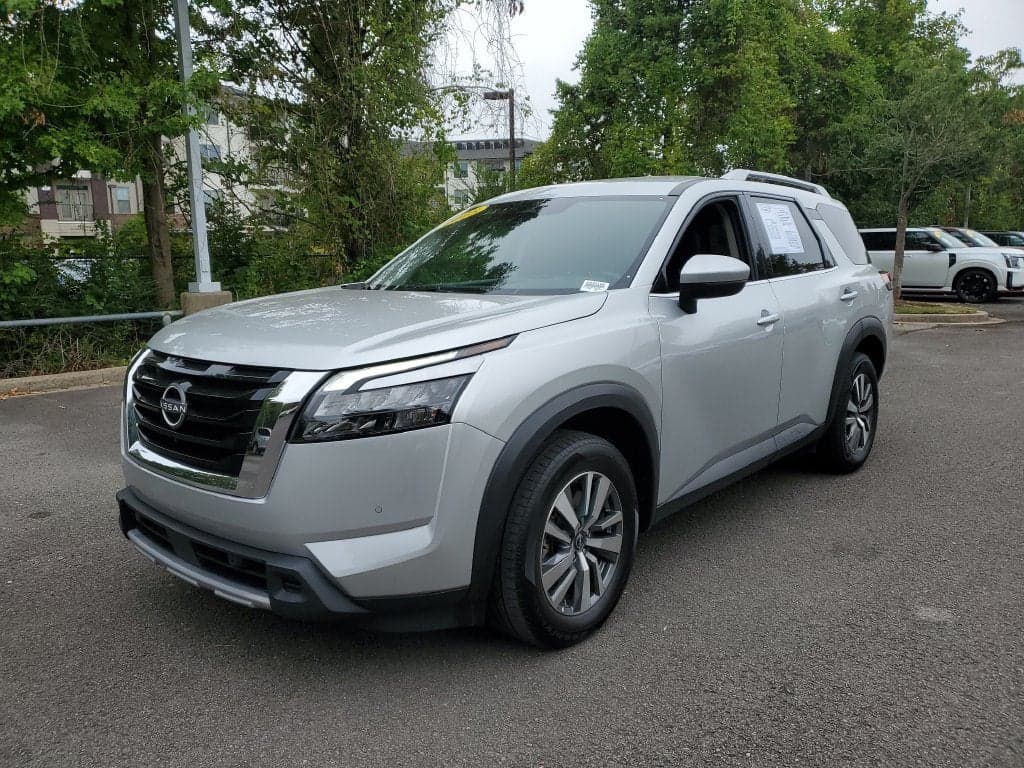 2025 Nissan Pathfinder SL — photo 1 of 5