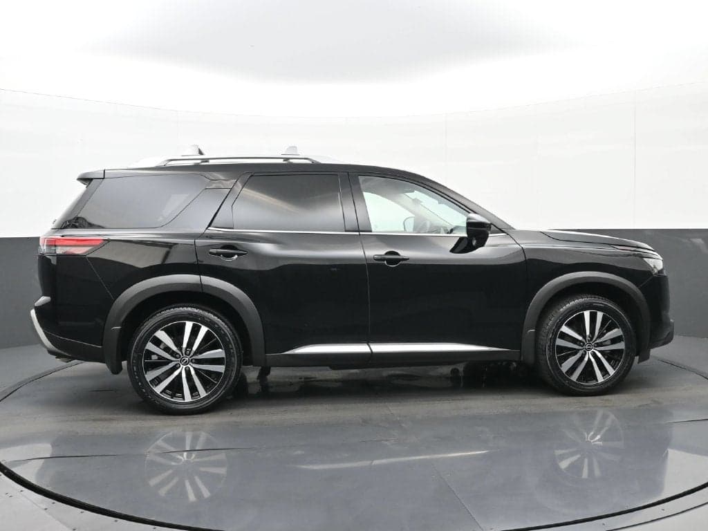 2025 Nissan Pathfinder Platinum — photo 1 of 5