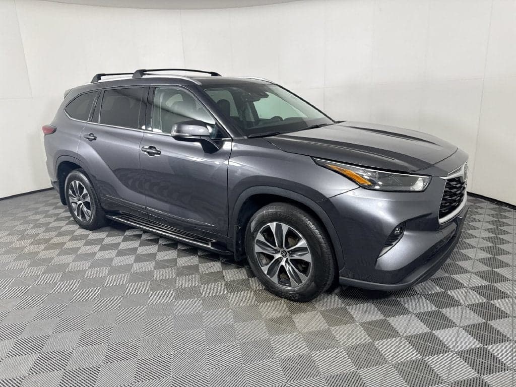 2022 Toyota Highlander XLE — photo 1 of 5