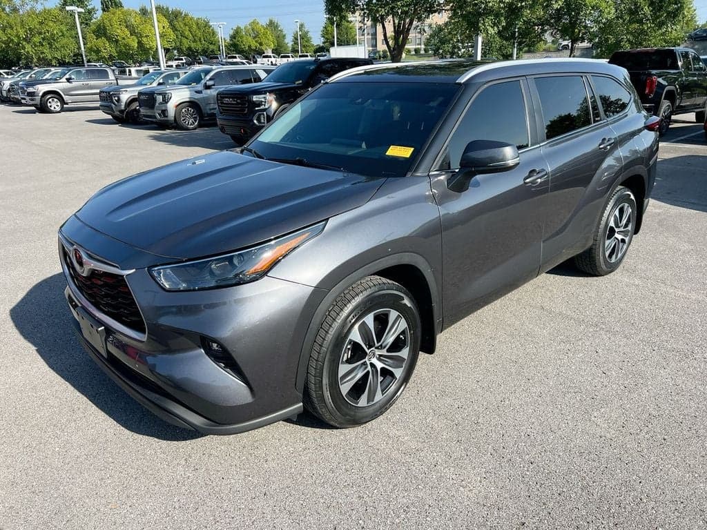 2023 Toyota Highlander XLE — photo 1 of 18