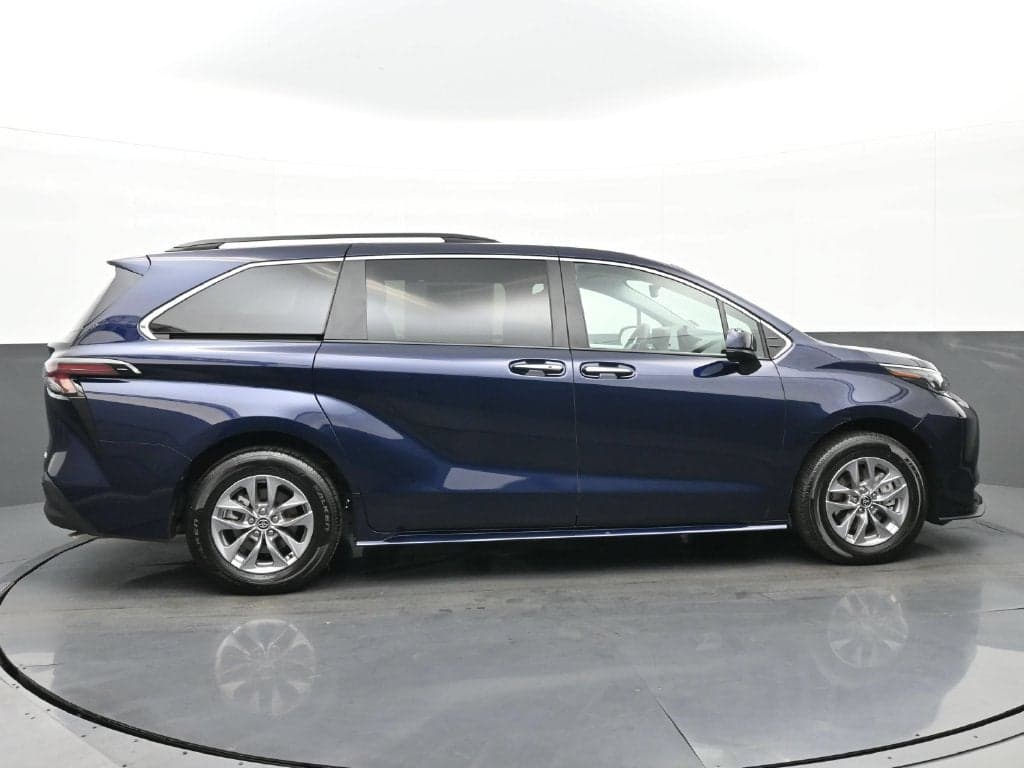 2026 Toyota Sienna XLE — photo 1 of 5