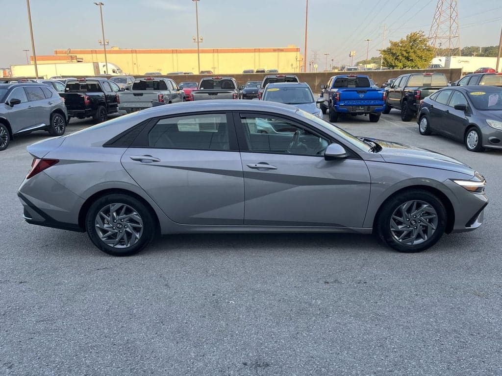 2024 Hyundai Elantra SEL — photo 1 of 5