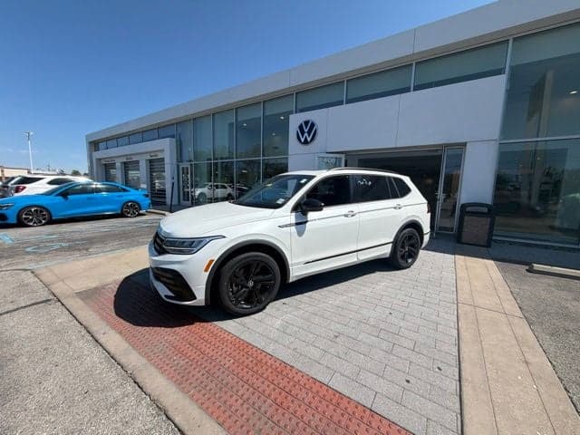 2023 Volkswagen Tiguan Base — photo 1 of 29