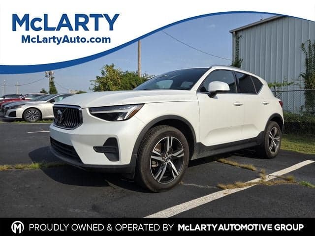 2024 Volvo XC40 B5 Core — photo 1 of 10