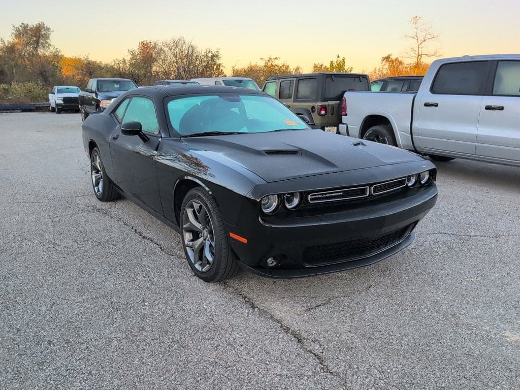 2017 Dodge Challenger SXT — photo 1 of 5
