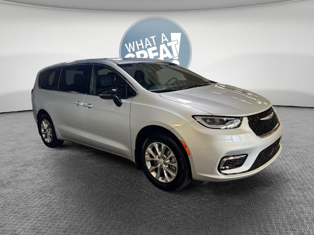 2026 Chrysler Pacifica Select — photo 1 of 32