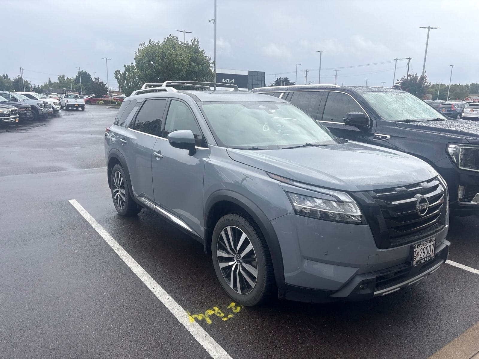 2023 Nissan Pathfinder Platinum — photo 1 of 5