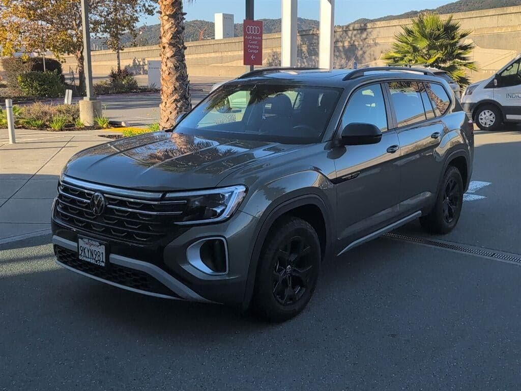2024 Volkswagen Atlas 2.0T Peak Edition SEL — photo 1 of 5