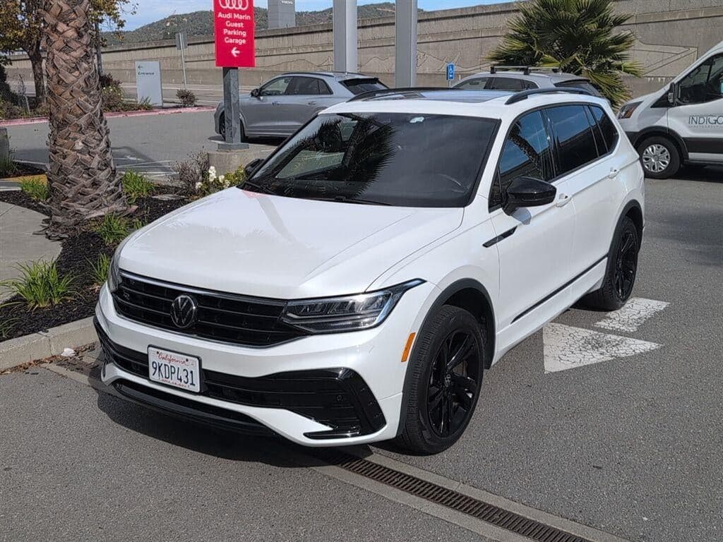 2024 Volkswagen Tiguan SE R-Line Black — photo 1 of 5
