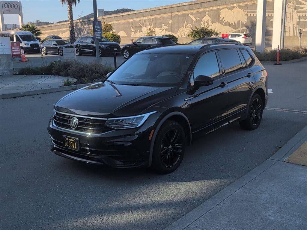 2022 Volkswagen Tiguan SE R-Line Black — photo 1 of 16