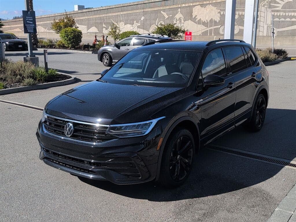 2023 Volkswagen Tiguan SE R-Line Black — photo 1 of 17