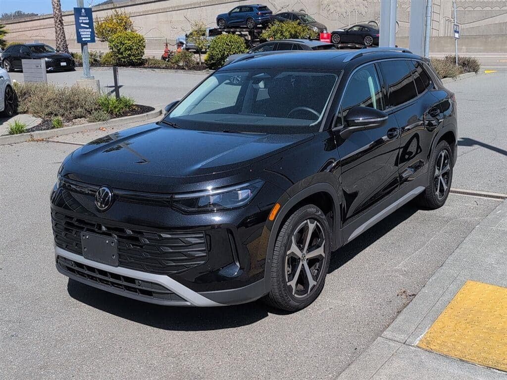2025 Volkswagen Tiguan SE — photo 1 of 18