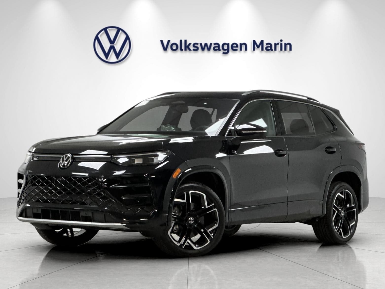 2026 Volkswagen Tiguan SEL R-Line Turbo — photo 1 of 5