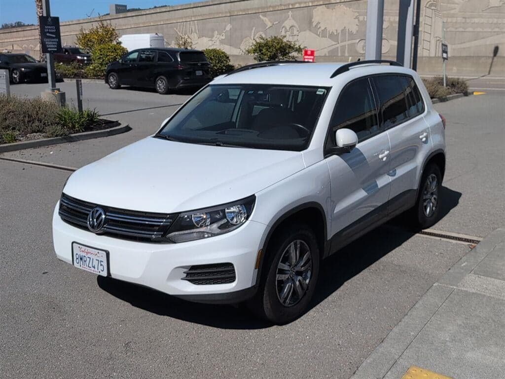 2017 Volkswagen Tiguan S — photo 1 of 18
