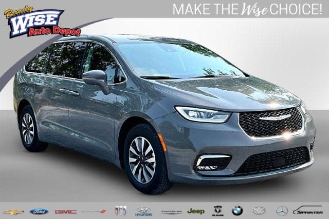 2022 Chrysler Pacifica Hybrid Touring L — photo 1 of 47