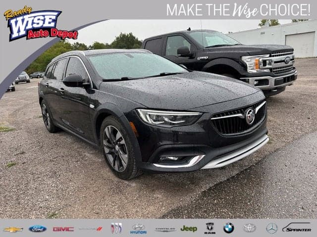 2018 Buick Regal TourX Essence — photo 1 of 5