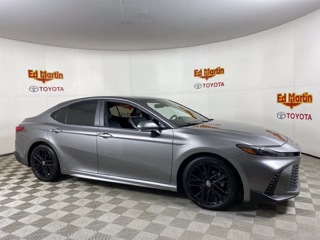 2025 Toyota Camry SE — photo 1 of 5