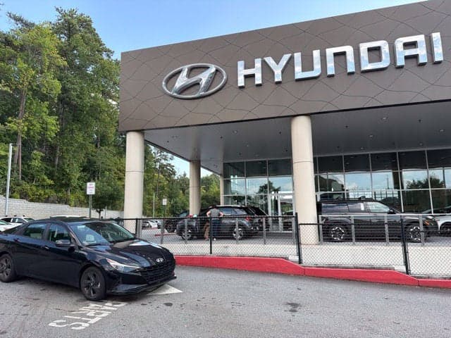 2023 Hyundai Elantra SEL — photo 1 of 24
