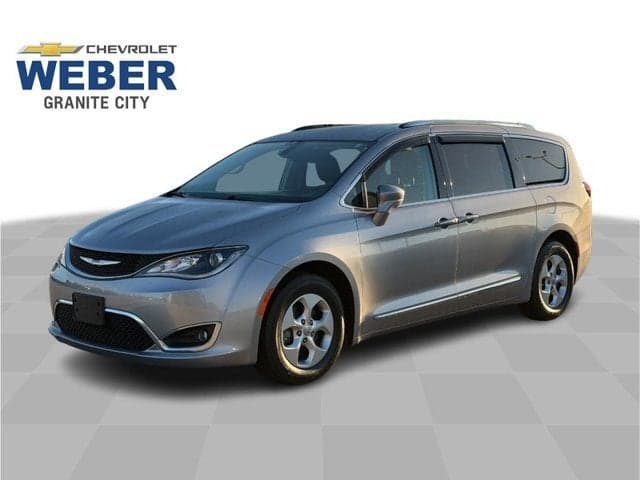 2017 Chrysler Pacifica Touring-L Plus — photo 1 of 5