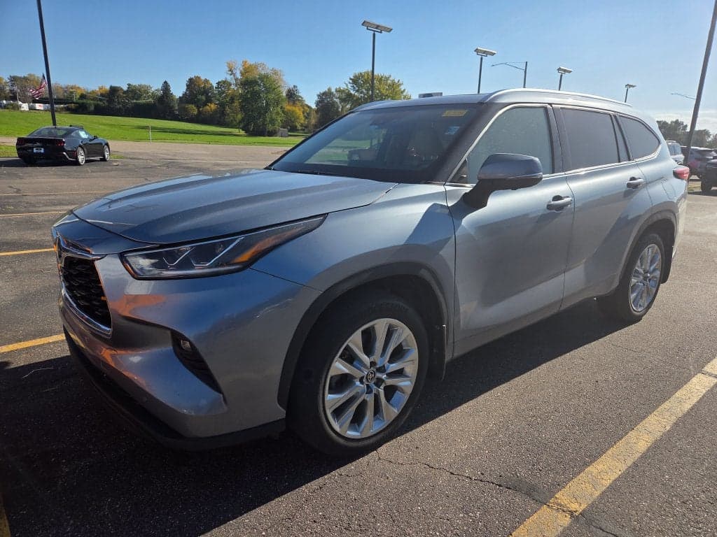 2023 Toyota Highlander Limited — photo 1 of 5