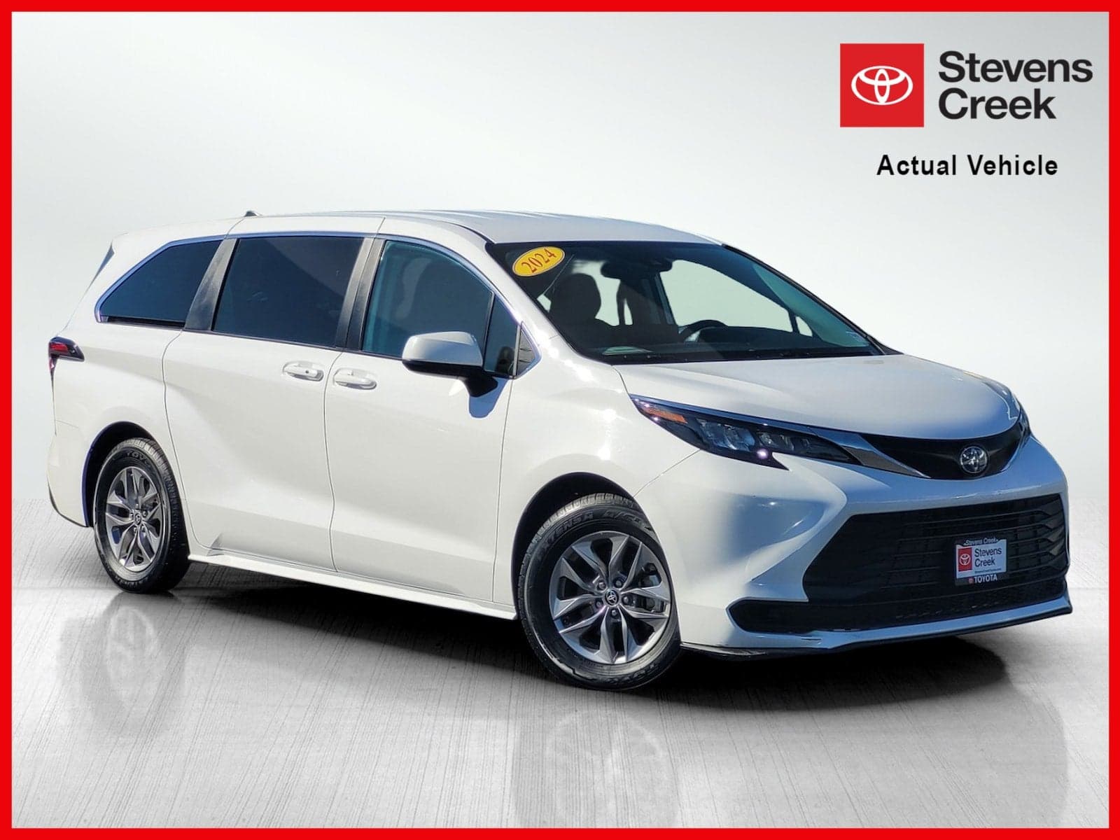 2024 Toyota Sienna LE — photo 1 of 5