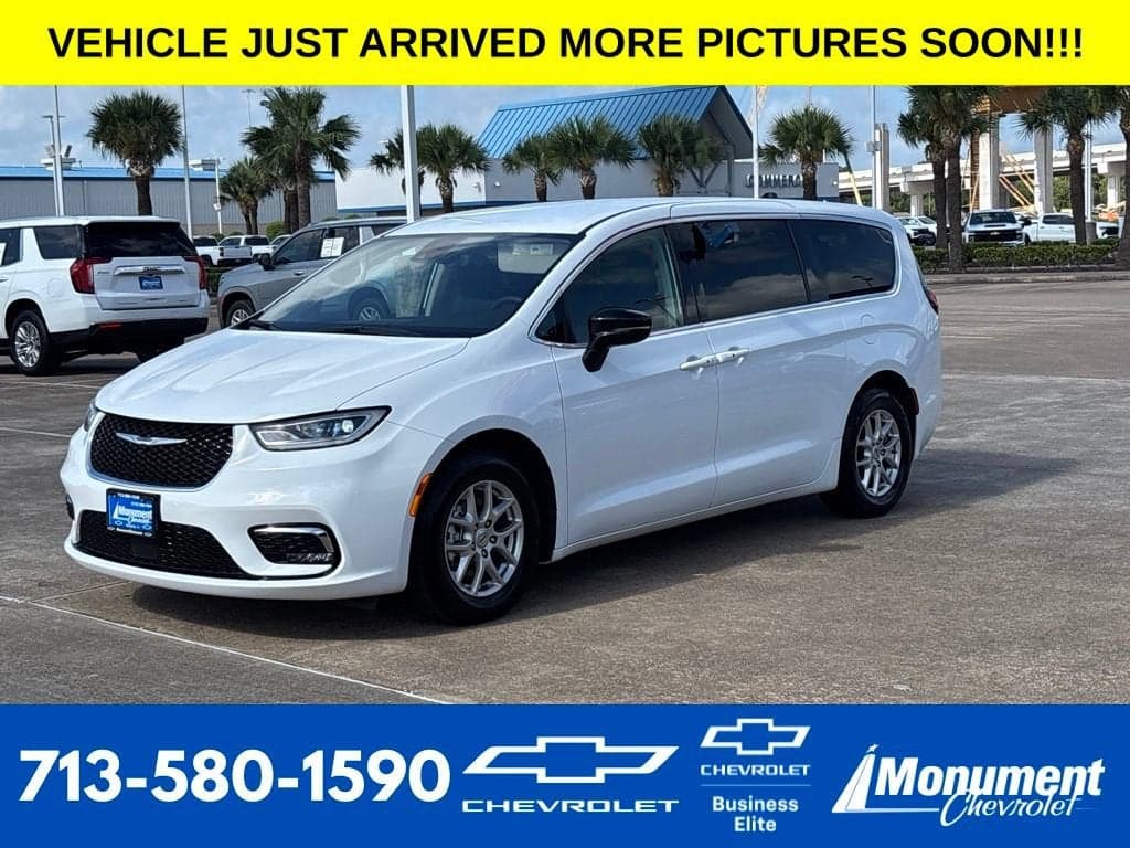 2024 Chrysler Pacifica Touring L — photo 1 of 31