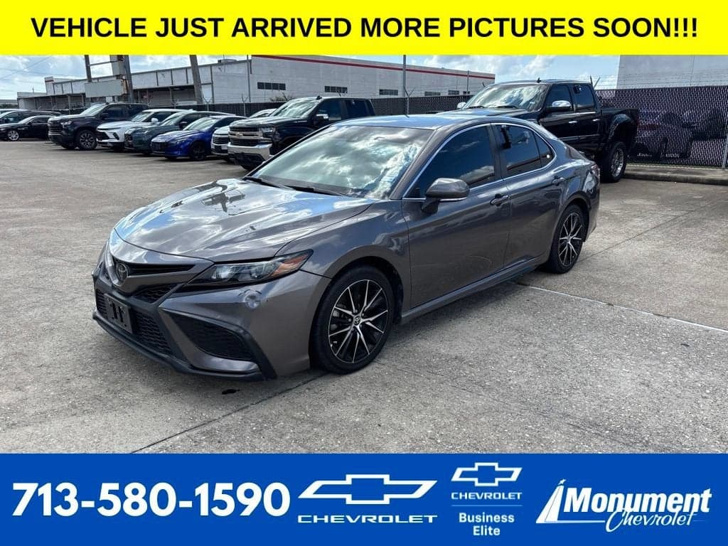 2024 Toyota Camry SE — photo 1 of 13