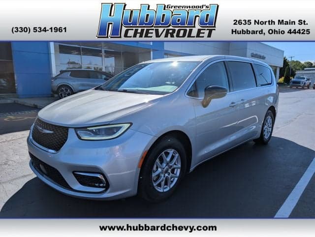 2024 Chrysler Pacifica Touring L — photo 1 of 2