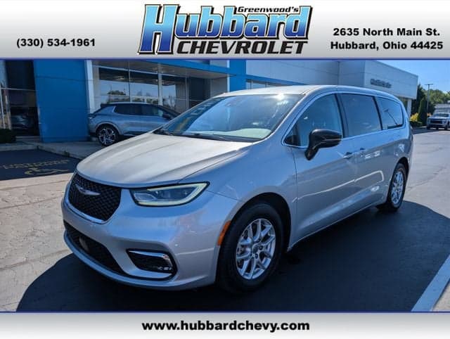 2024 Chrysler Pacifica Touring L — photo 1 of 3