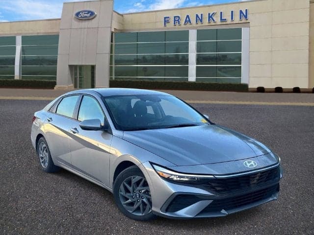 2024 Hyundai Elantra SEL — photo 1 of 5