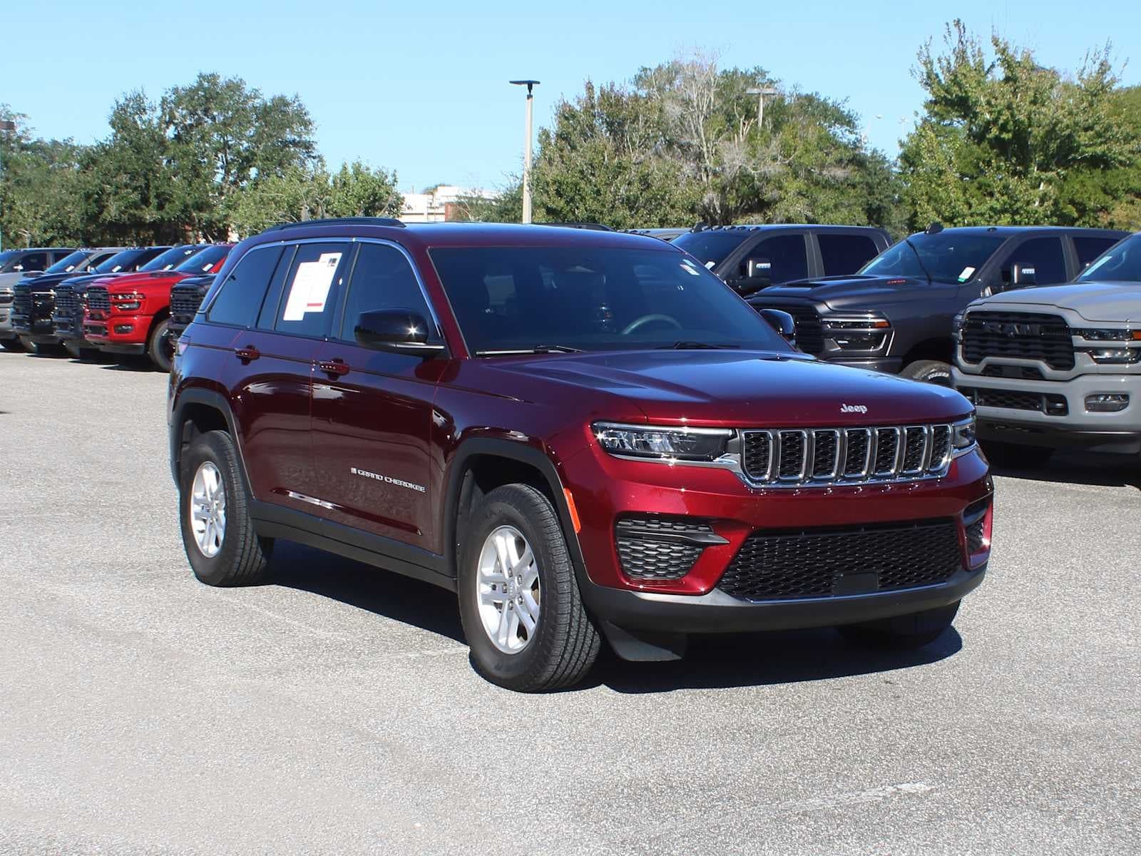 2024 Jeep Grand Cherokee Laredo — photo 1 of 5