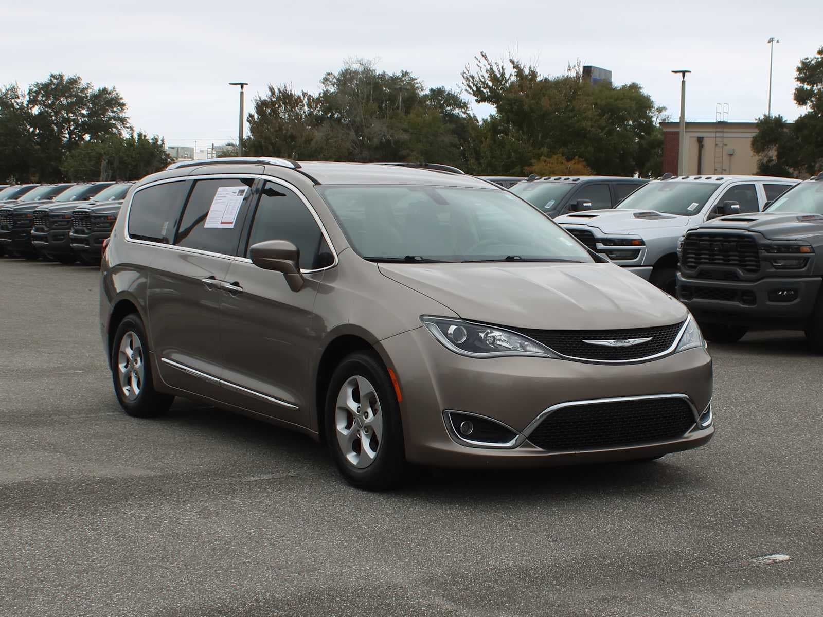 2017 Chrysler Pacifica Touring-L Plus — photo 1 of 5