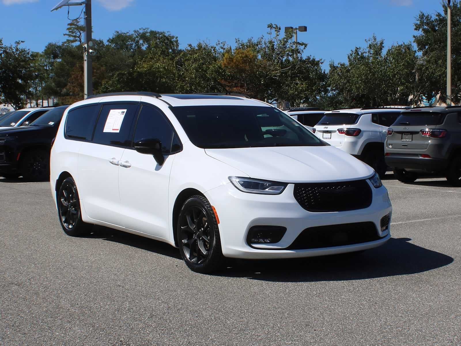 2024 Chrysler Pacifica Limited — photo 1 of 5