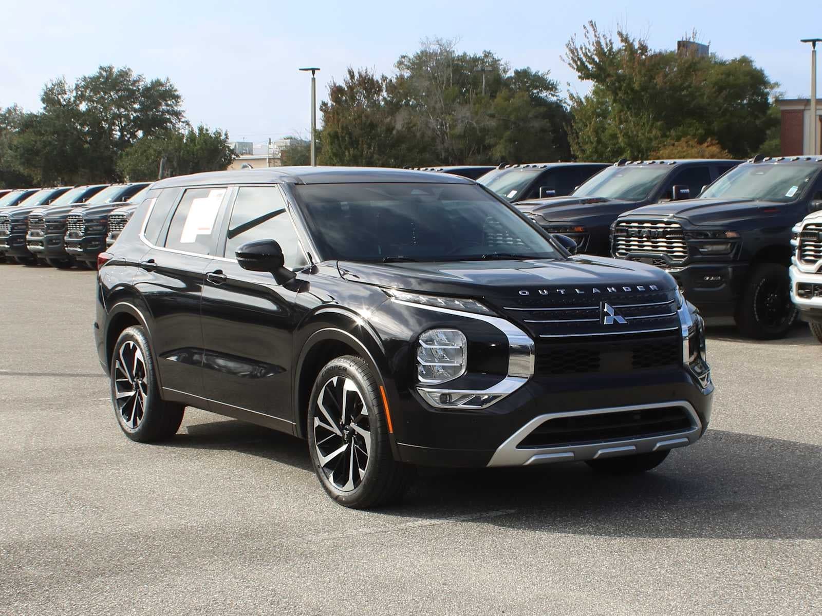 2024 Mitsubishi Outlander SE — photo 1 of 5