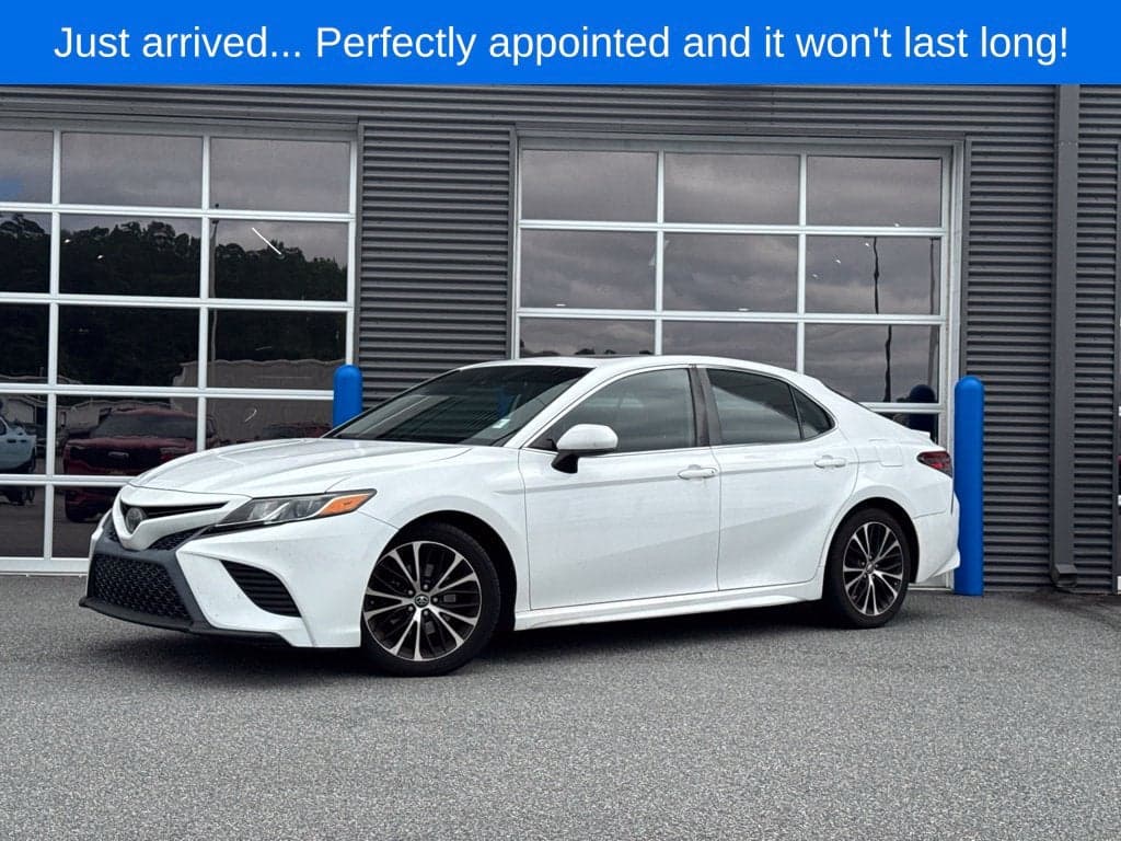 2019 Toyota Camry SE — photo 1 of 7